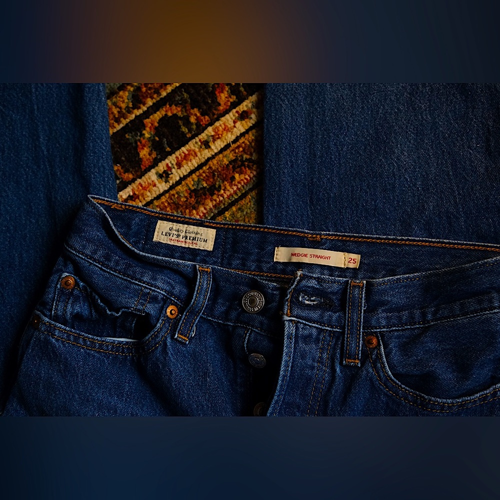 Authentic levi jeans wedgie straight size 25 denim